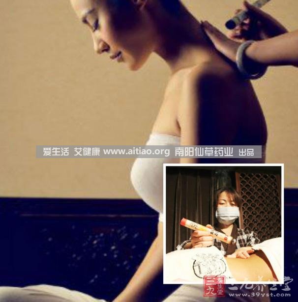 足三里穴是位于外膝的下3寸、脛骨外側(cè)一橫指左右的位置，艾灸10-15分鐘即可，需堅持一段時間，很快可以看到祛濕的效果。